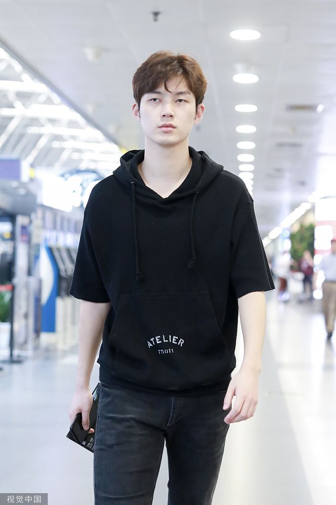 董力全黑套装现身演绎成熟稳重风