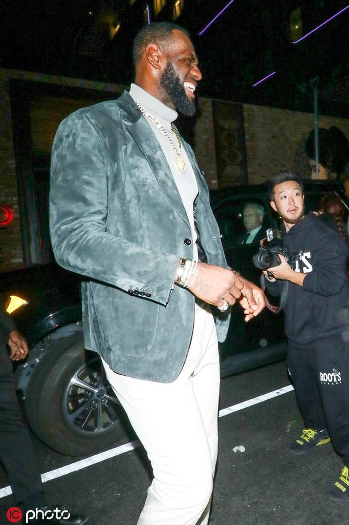 詹姆斯前往为好友庆生