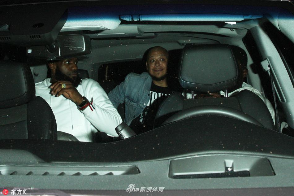 詹姆斯见证洛杉矶的凌晨4点！还是跟刚在总决赛虐过他的人