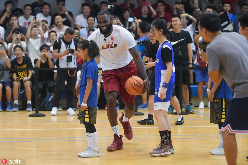 詹姆斯造访交大附中与学生练球