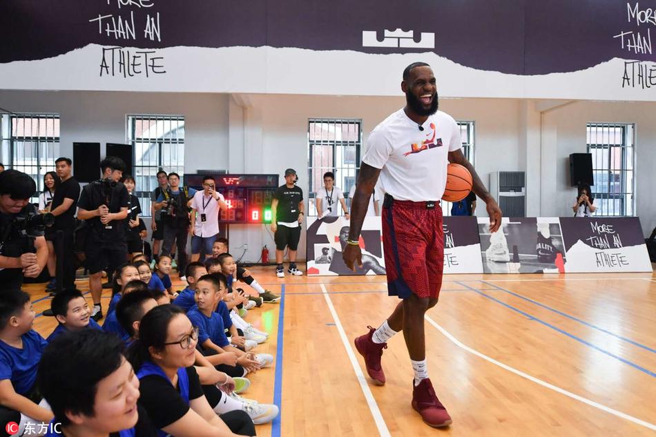 詹姆斯造访交大附中与学生练球