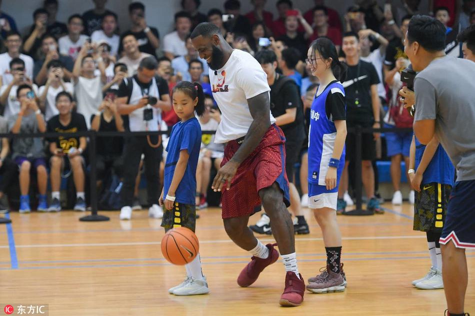 詹姆斯造访交大附中与学生练球