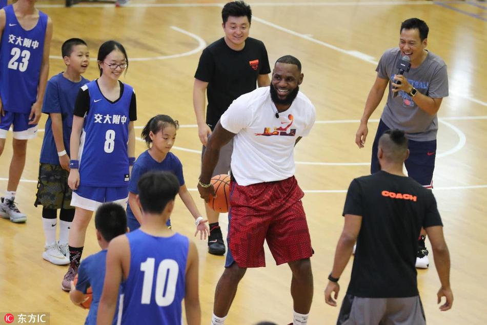 詹姆斯造访交大附中与学生练球