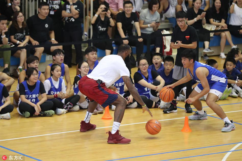 詹姆斯造访交大附中与学生练球