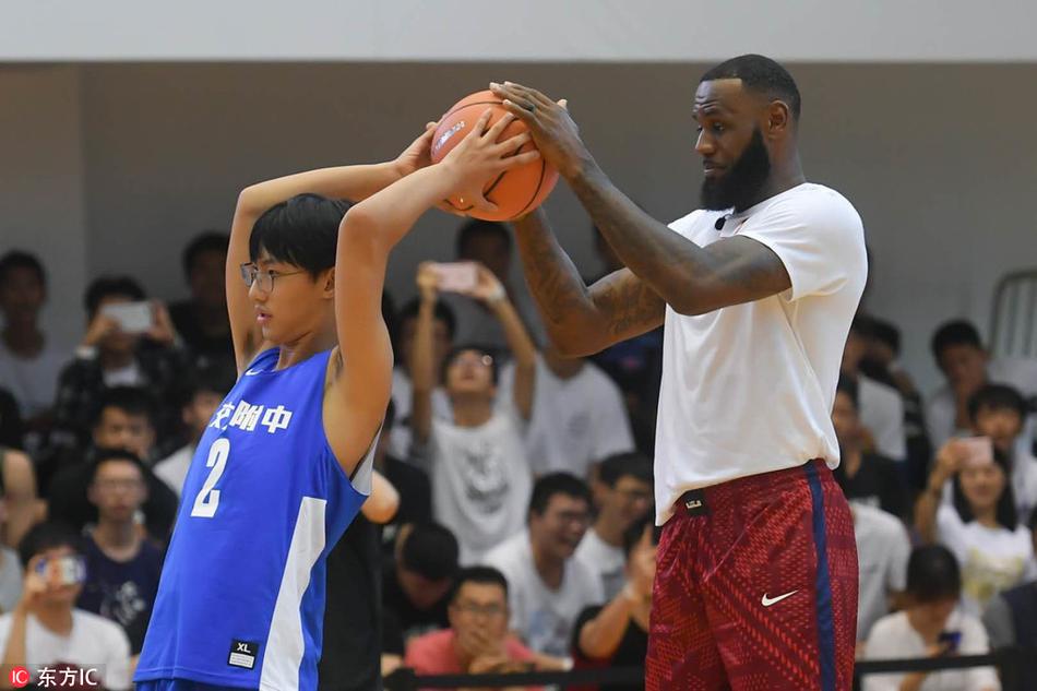 詹姆斯造访交大附中与学生练球