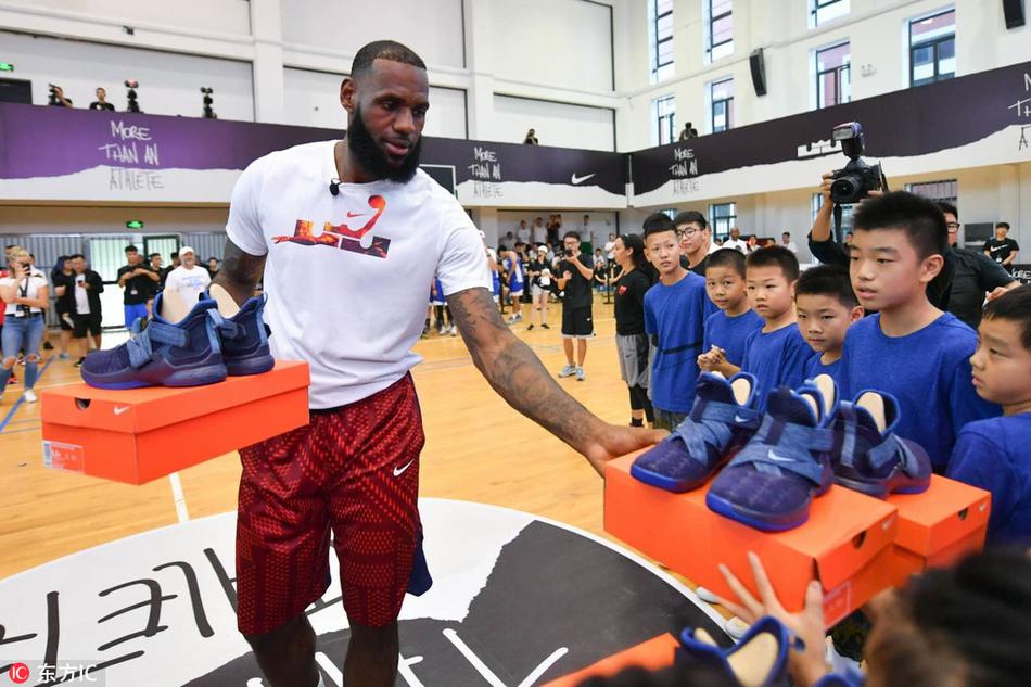 詹姆斯造访交大附中与学生练球