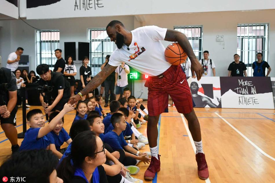 詹姆斯造访交大附中与学生练球