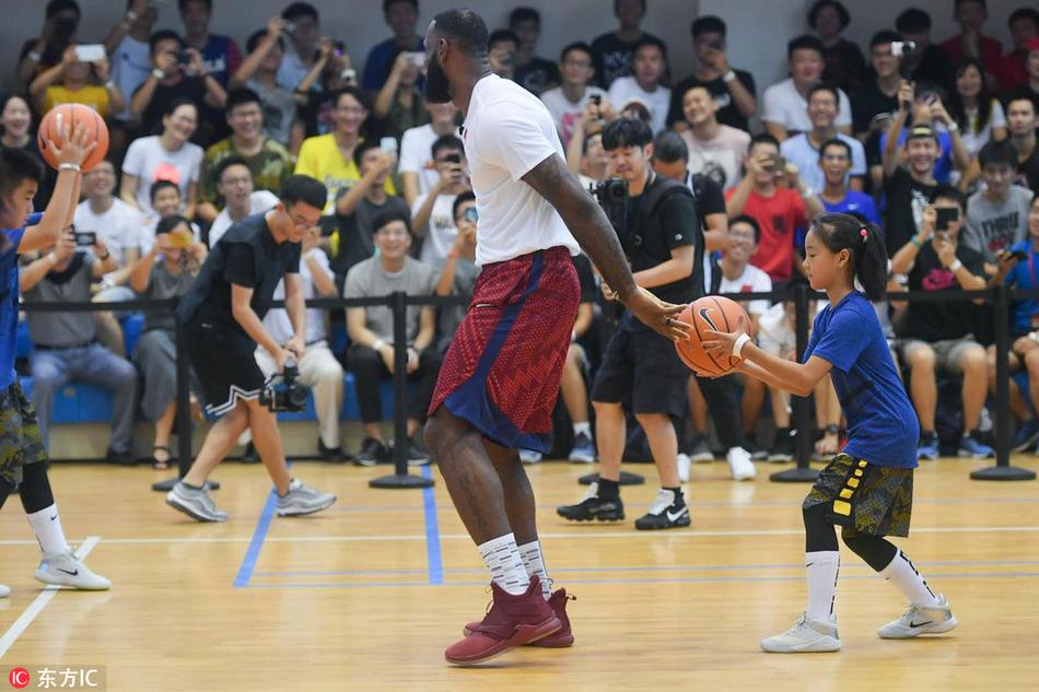 詹姆斯造访交大附中与学生练球