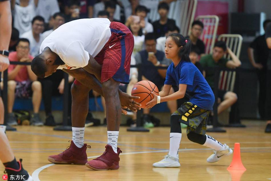 詹姆斯造访交大附中与学生练球