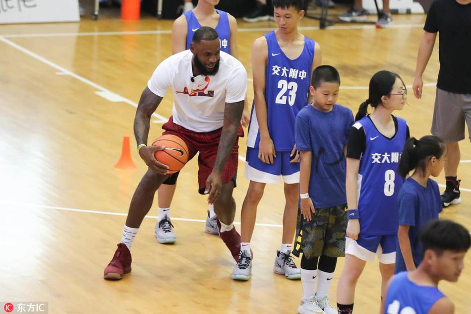 詹姆斯造访交大附中与学生练球