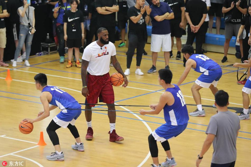 詹姆斯造访交大附中与学生练球