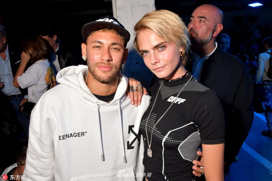 内马尔携女友亮相巴黎时装周