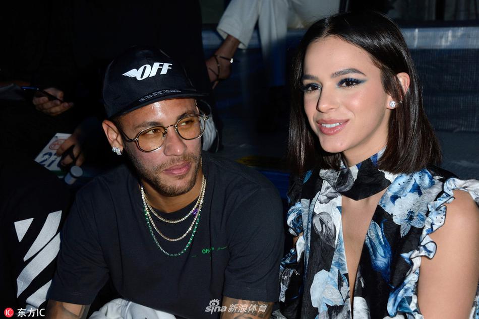 内马尔携女友亮相巴黎时装周