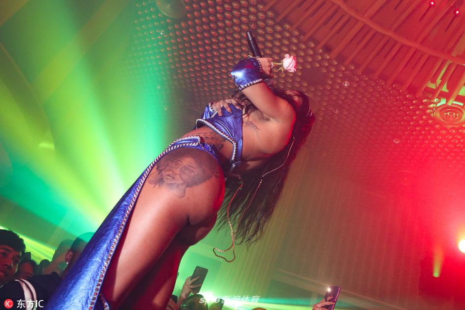 香波特娇妻参加万圣节活动