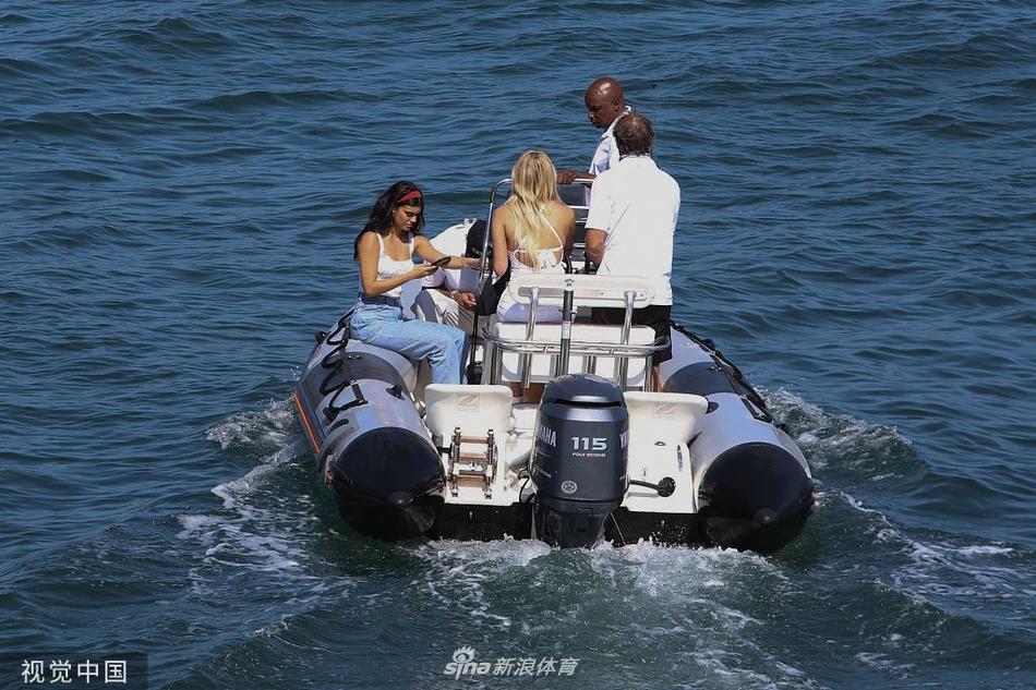 库兹马肯达尔詹娜现身游艇度假