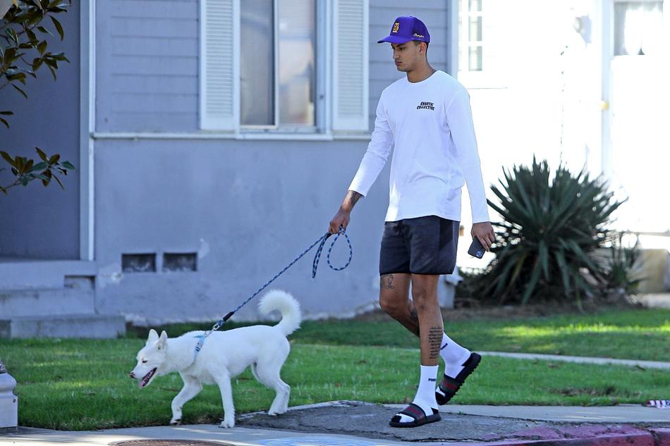 湖人球星库兹马早起外出 阳光正好开心遛萌犬