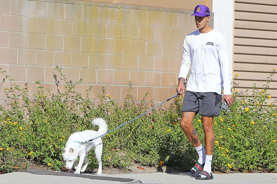 湖人球星库兹马早起外出 阳光正好开心遛萌犬