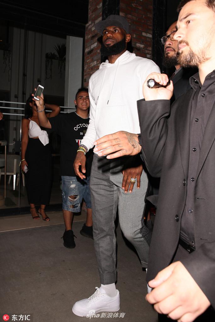 詹姆斯见证洛杉矶的凌晨4点！还是跟刚在总决赛虐过他的人