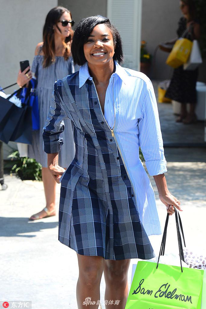 韦德娇妻冲镜头笑个不停