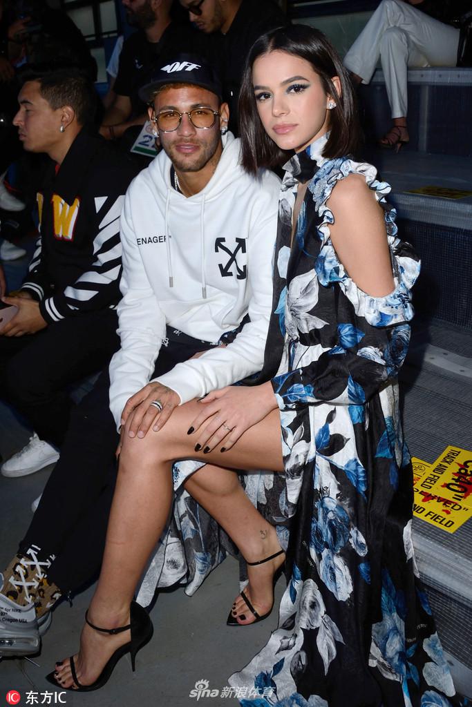 内马尔携女友亮相巴黎时装周