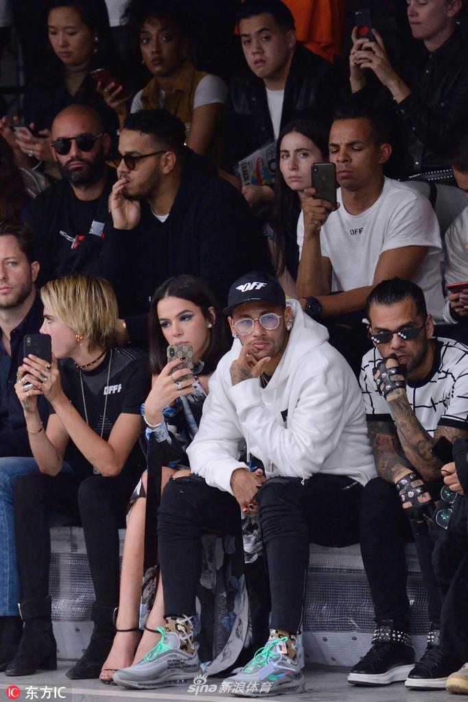 内马尔携女友亮相巴黎时装周