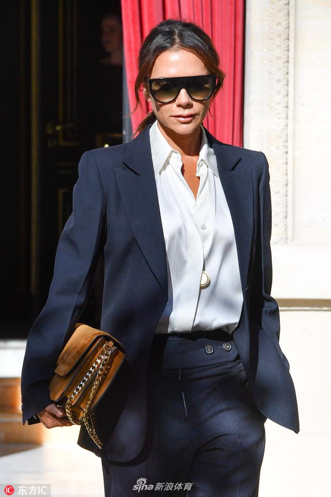 贝嫂亮相巴黎时装周