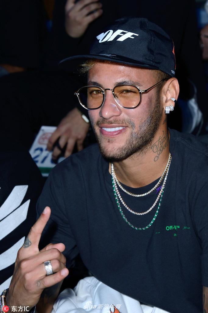 内马尔携女友亮相巴黎时装周