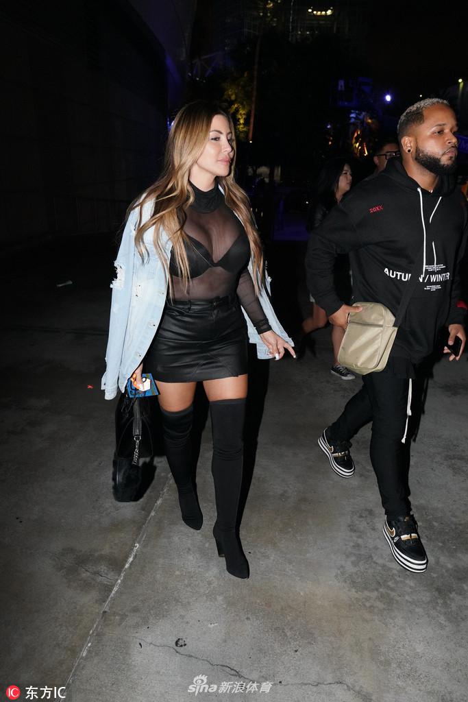 皮蓬娇妻魅惑透视装与朋友外出