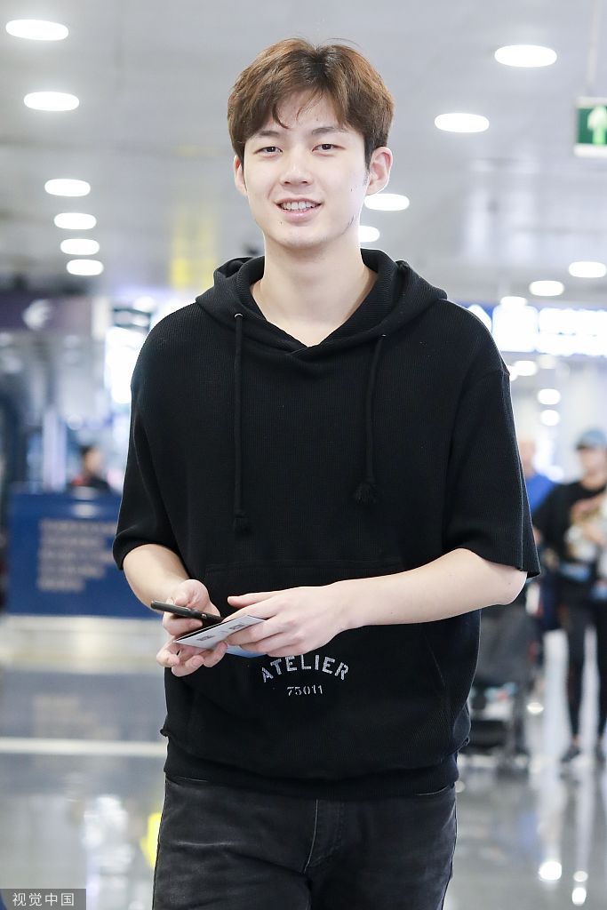 董力全黑套装现身演绎成熟稳重风