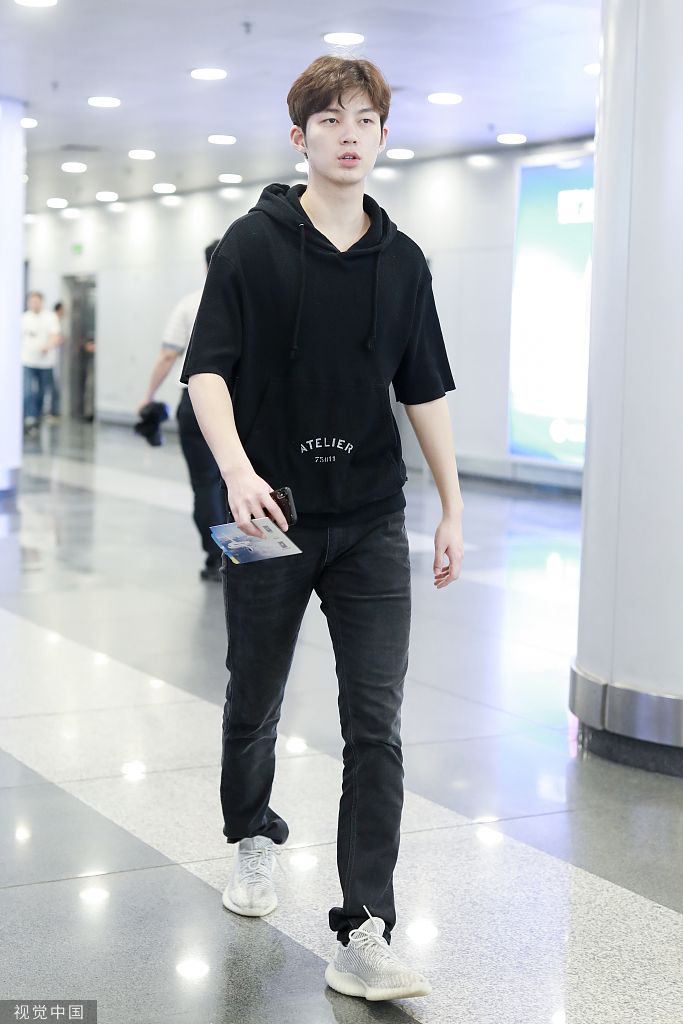 董力全黑套装现身演绎成熟稳重风