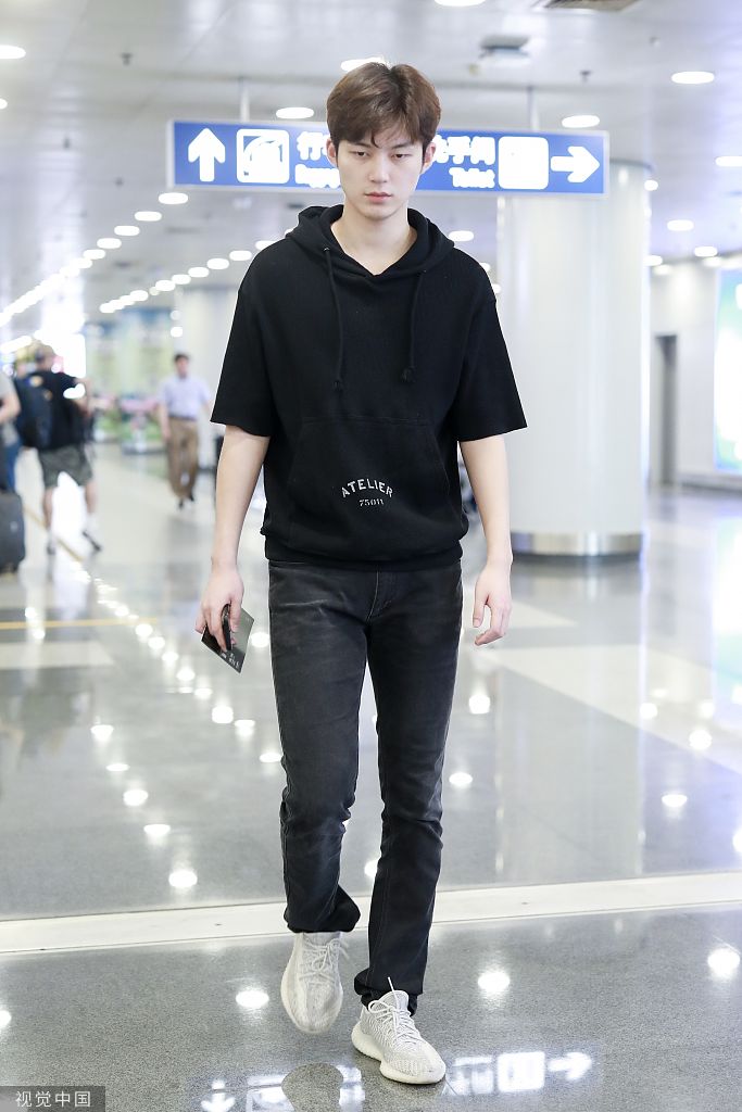 董力全黑套装现身演绎成熟稳重风