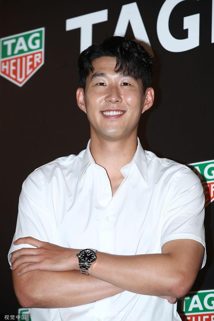 孙兴慜穿白衬衫配西裤显健美身材