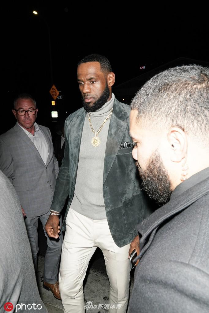 詹姆斯前往为好友庆生