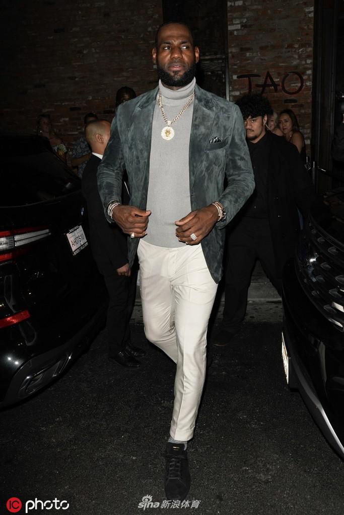 詹姆斯前往为好友庆生