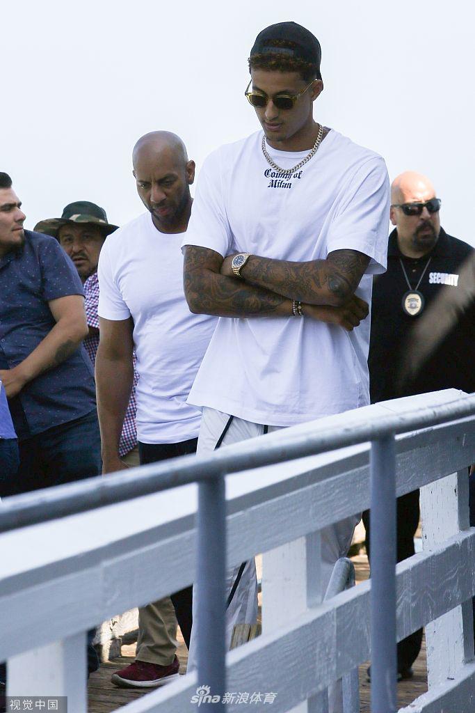 库兹马肯达尔詹娜现身游艇度假