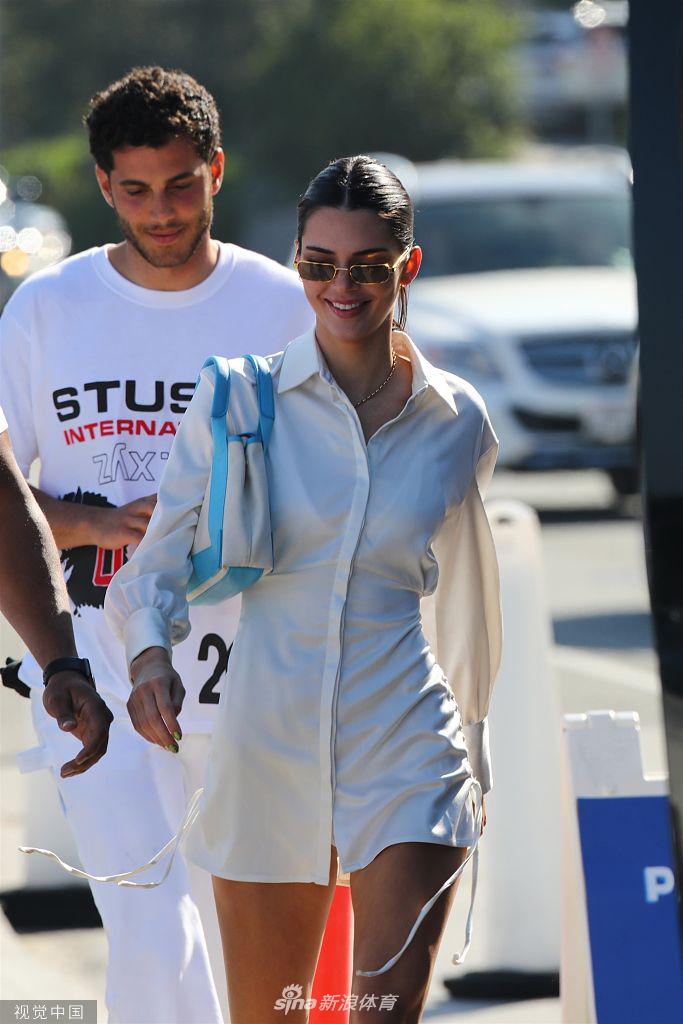 库兹马肯达尔詹娜现身游艇度假