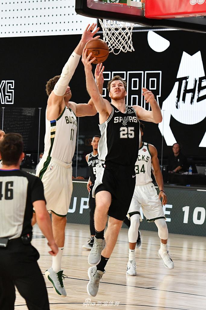 [NBA热身赛]马刺92-113雄鹿