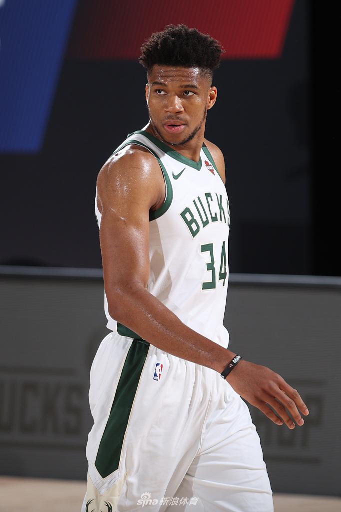 [NBA热身赛]马刺92-113雄鹿