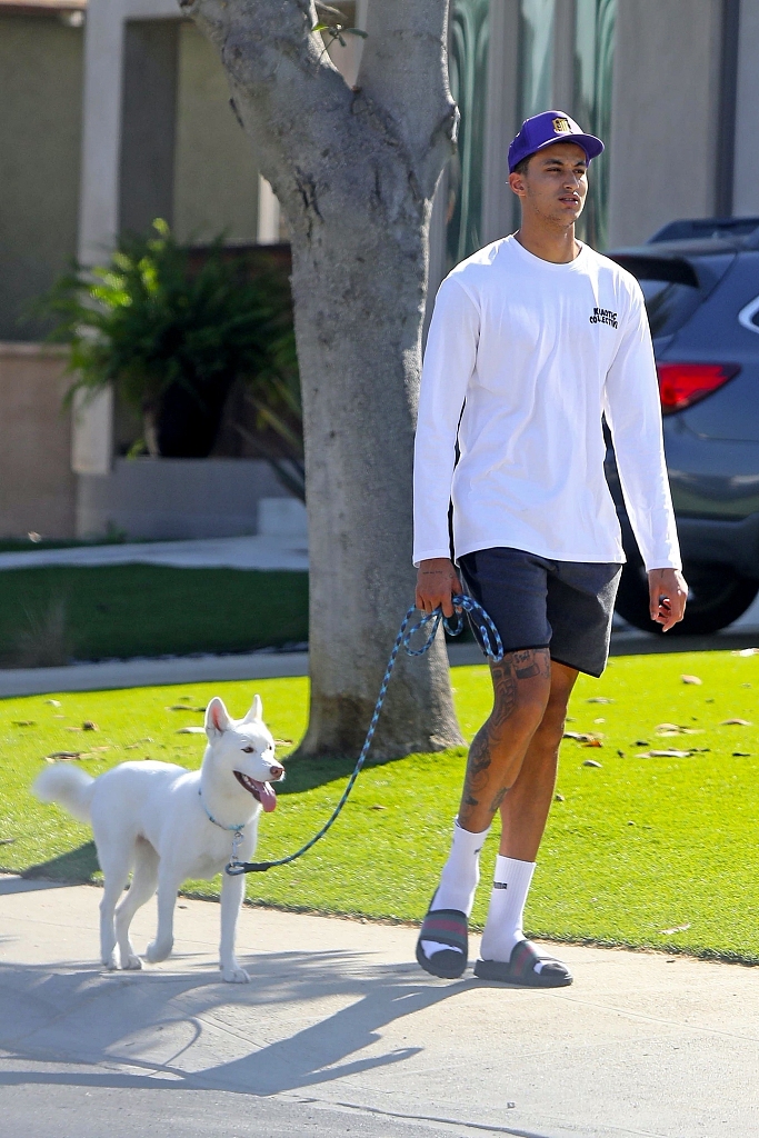 湖人球星库兹马早起外出 阳光正好开心遛萌犬