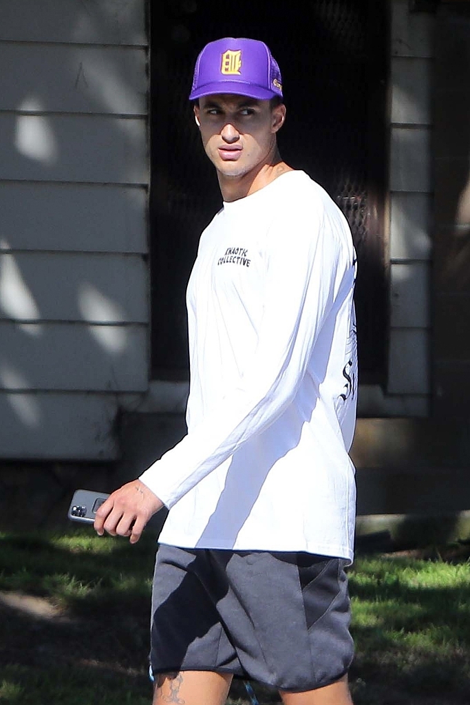 湖人球星库兹马早起外出 阳光正好开心遛萌犬