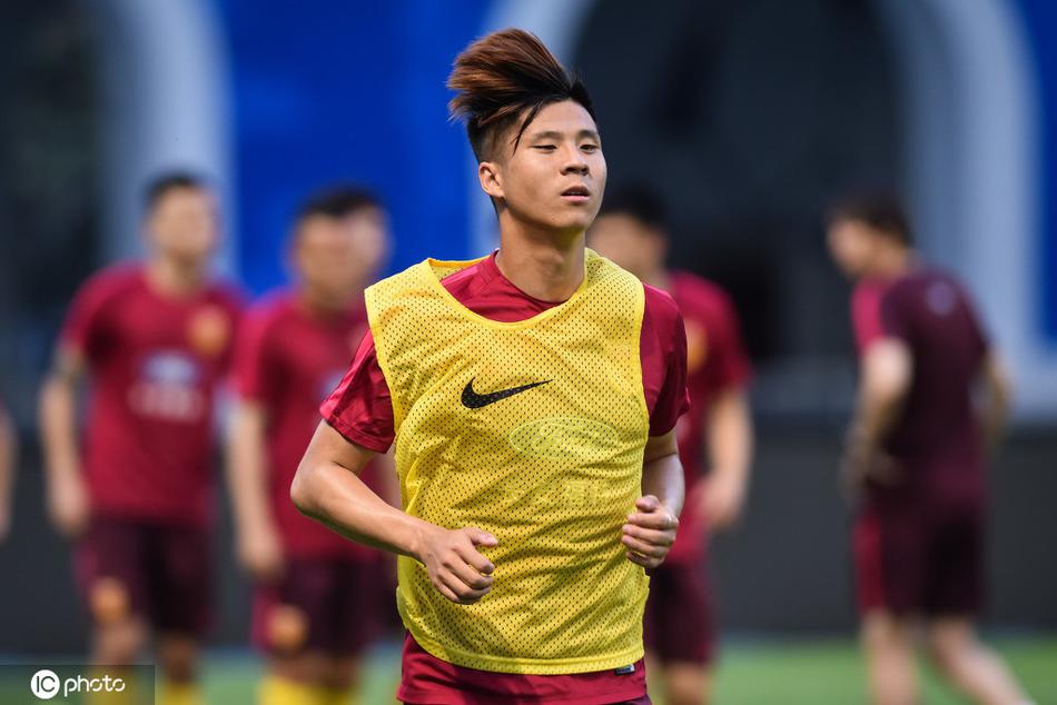 [盘点]淡黄的球衣蓬松的头发 这些中超球星演绎最火歌词