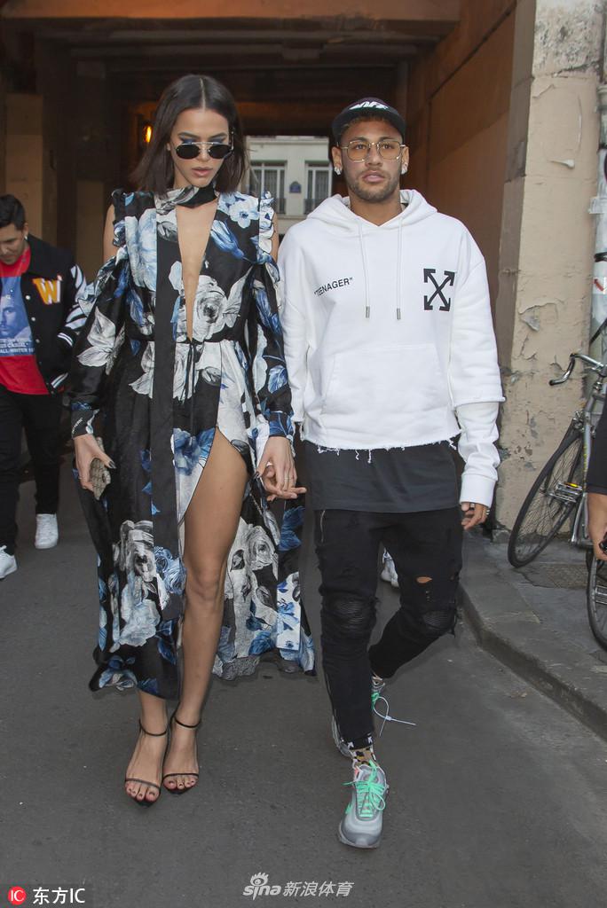 内马尔携女友亮相巴黎时装周