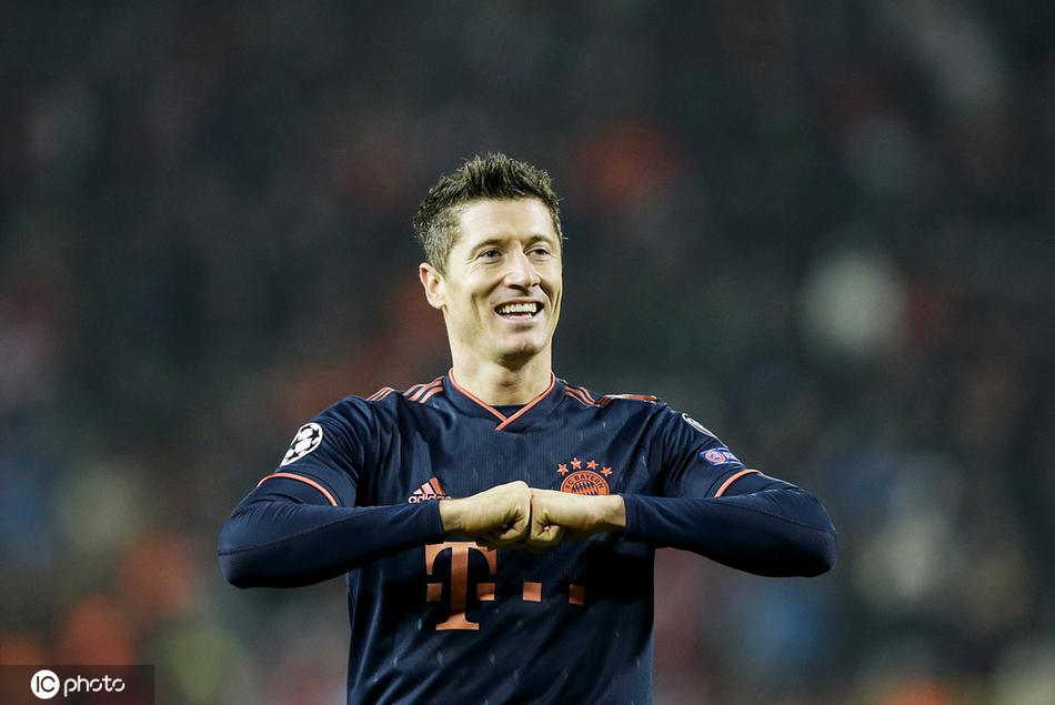 莱万欧冠上演大四喜 收获比赛球心晴佳自拍留念