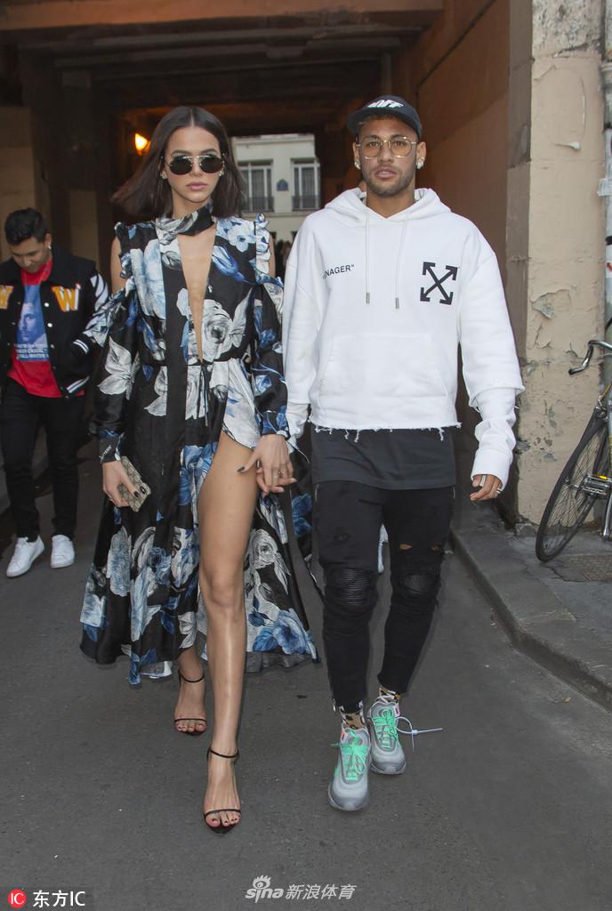 内马尔携女友亮相巴黎时装周