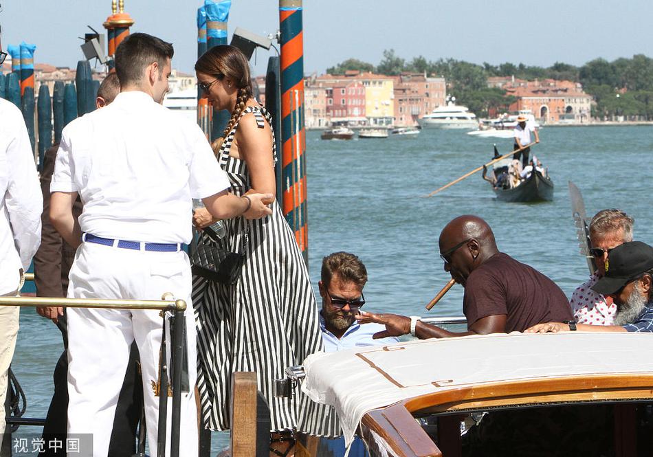 “篮球之神”还是那么帅 乔丹携爱妻游玩威尼斯