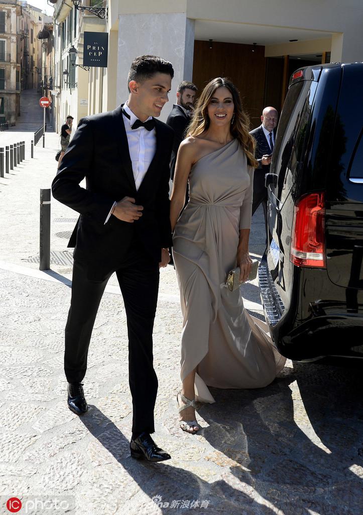 格策与女友凯瑟琳举行婚礼