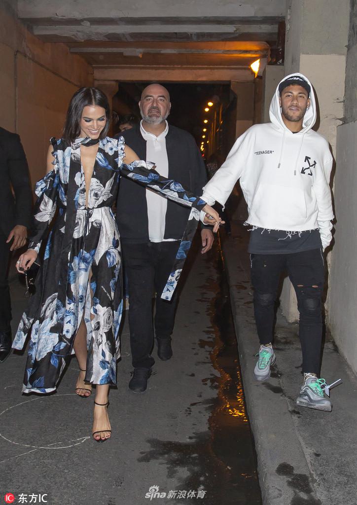 内马尔携女友亮相巴黎时装周