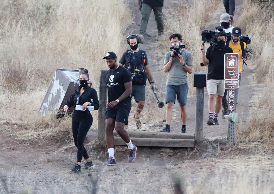 科勒与汤普森两人徒步远足 山间漫步享受惬意时光