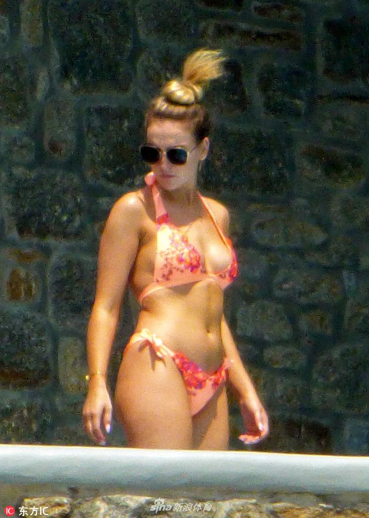 利物浦球星张伯伦携女友希腊度假