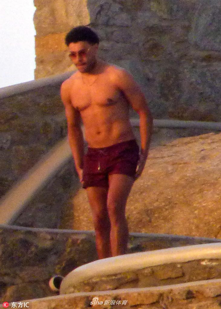 利物浦球星张伯伦携女友希腊度假